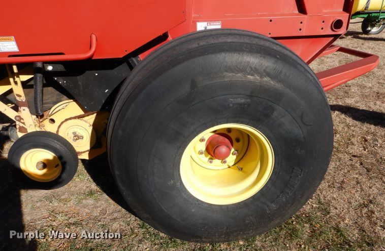 image for item IV9865 2006 New Holland BR780A  round baler