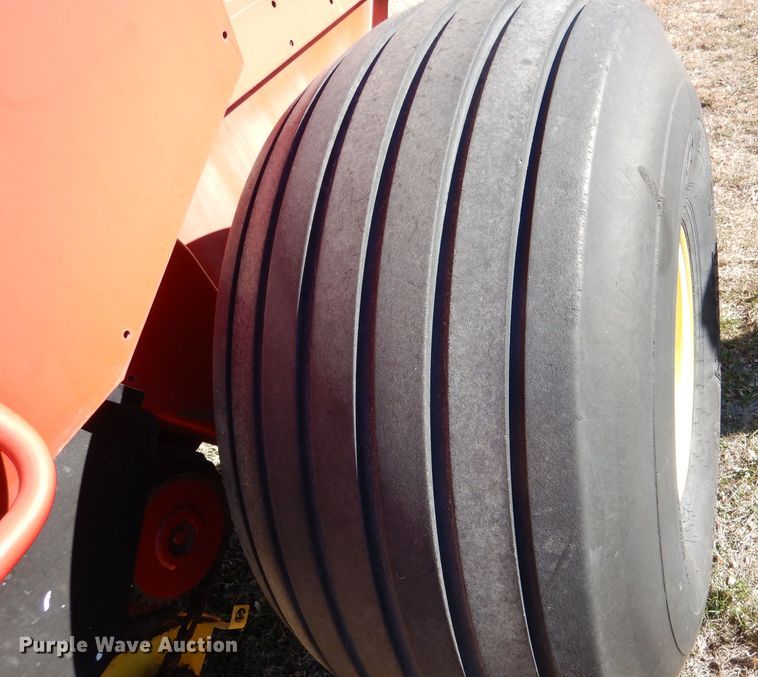 image for item IV9865 2006 New Holland BR780A  round baler