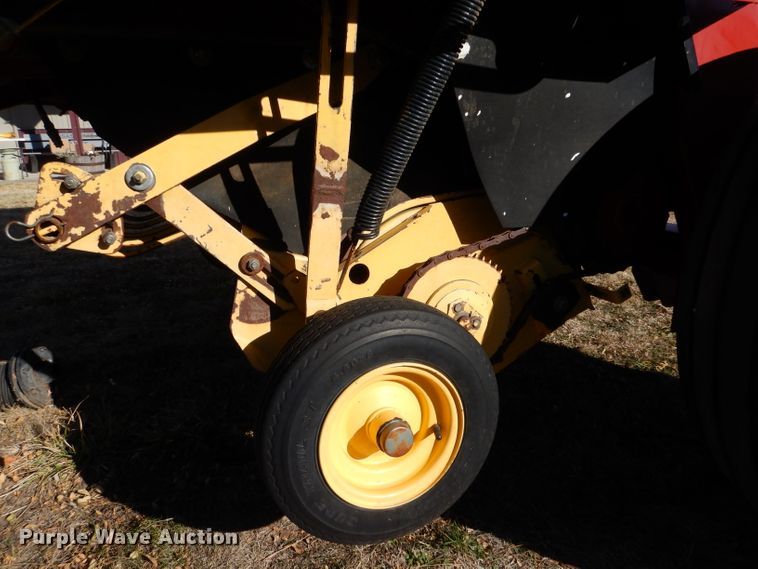 image for item IV9865 2006 New Holland BR780A  round baler