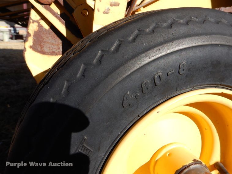 image for item IV9865 2006 New Holland BR780A  round baler