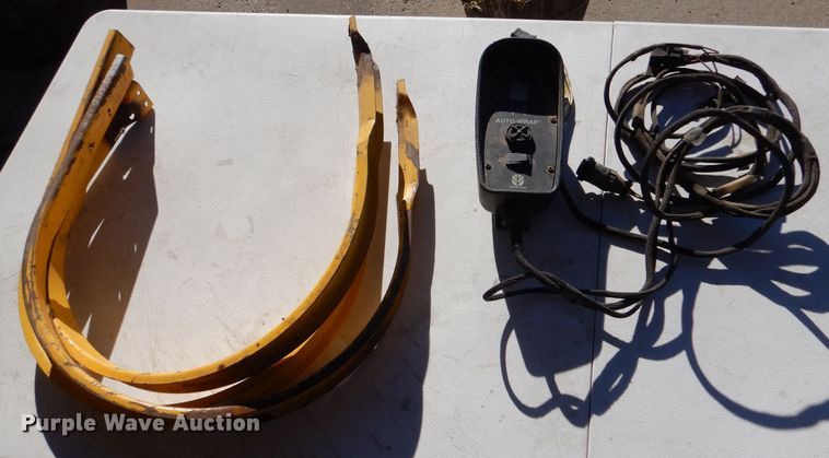 image for item IV9865 2006 New Holland BR780A  round baler