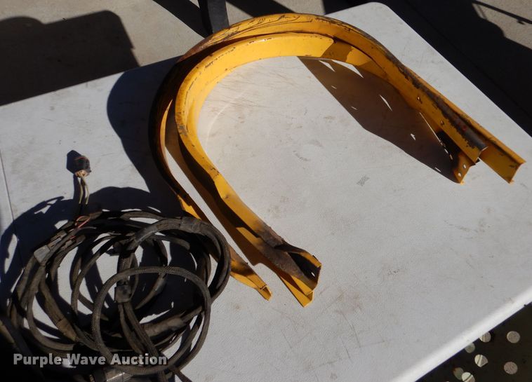 image for item IV9865 2006 New Holland BR780A  round baler