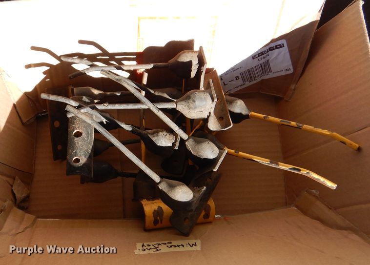 image for item IV9865 2006 New Holland BR780A  round baler