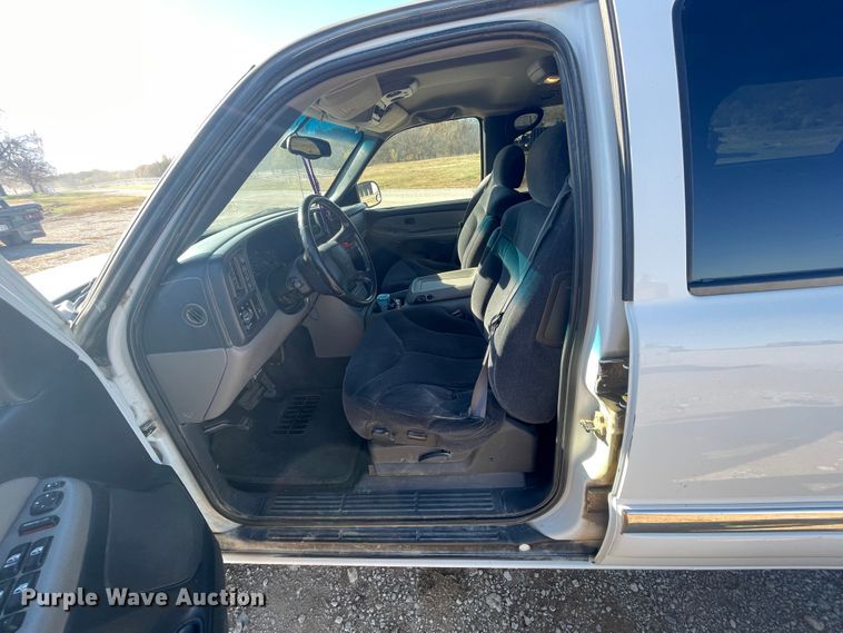 image for item IX9560 2000 GMC Yukon XL 2500  SUV