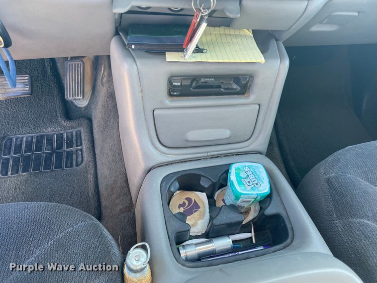 image for item IX9560 2000 GMC Yukon XL 2500  SUV