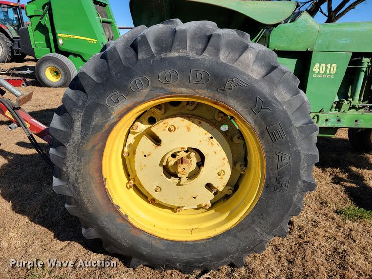 image for item IX9568 John Deere 4010  tractor