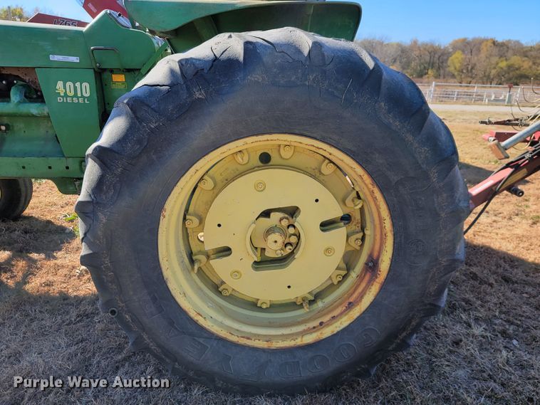 image for item IX9568 John Deere 4010  tractor