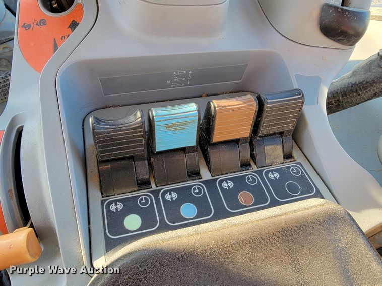 image for item IX9574 2014 New Holland T7.220  MFWD tractor