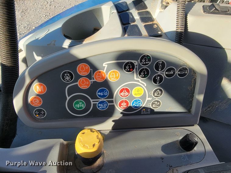 image for item IX9574 2014 New Holland T7.220  MFWD tractor