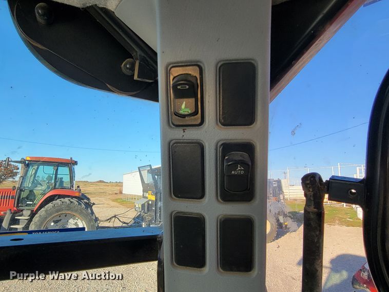 image for item IX9574 2014 New Holland T7.220  MFWD tractor