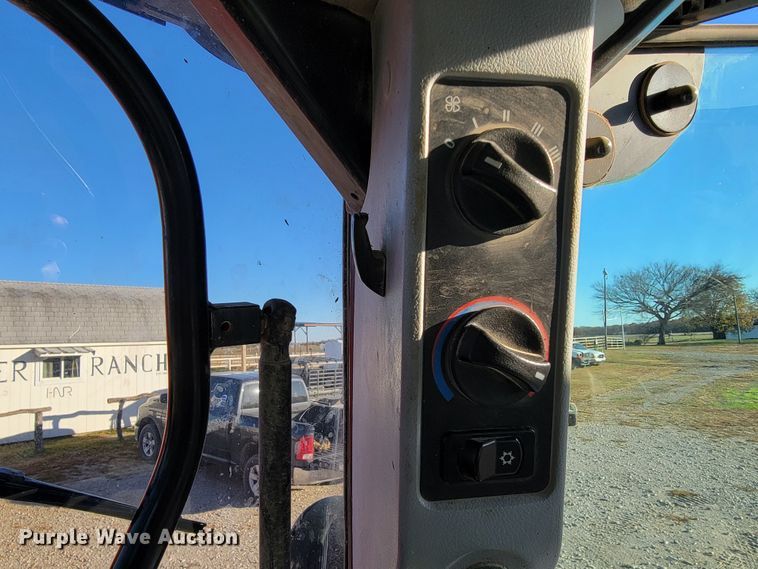 image for item IX9574 2014 New Holland T7.220  MFWD tractor