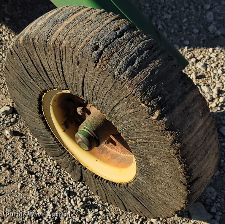 image for item IX9578 John Deere 1517  batwing rotary mower