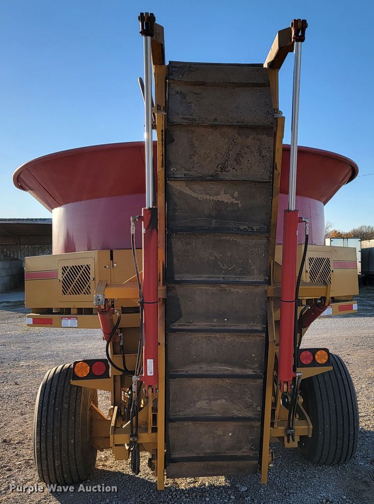 image for item IX9584 HayBuster H1130  tub grinder