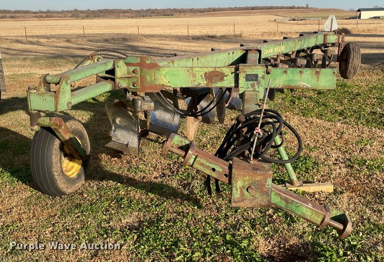 image for item IX9618 John Deere A2700  eight bottom plow