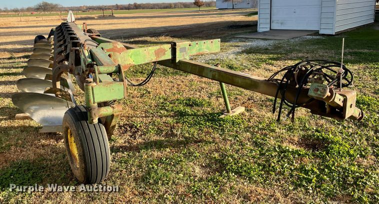 image for item IX9618 John Deere A2700  eight bottom plow