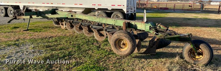 image for item IX9618 John Deere A2700  eight bottom plow