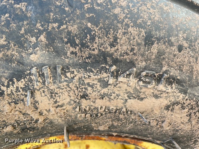 image for item IX9618 John Deere A2700  eight bottom plow