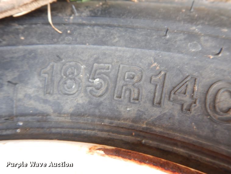 image for item JD9490 Versa-Tote 1025  seed tender