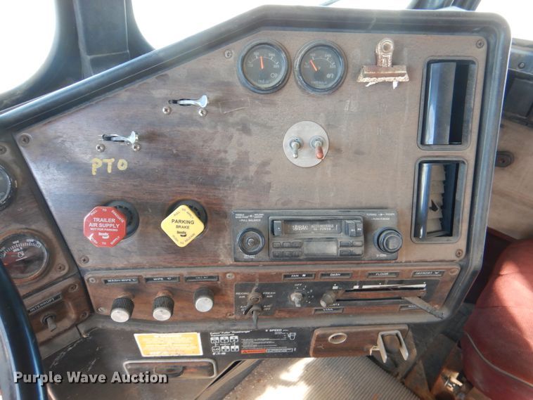 image for item JS9775 1988 Freightliner FC60  fertilizer delivery truck