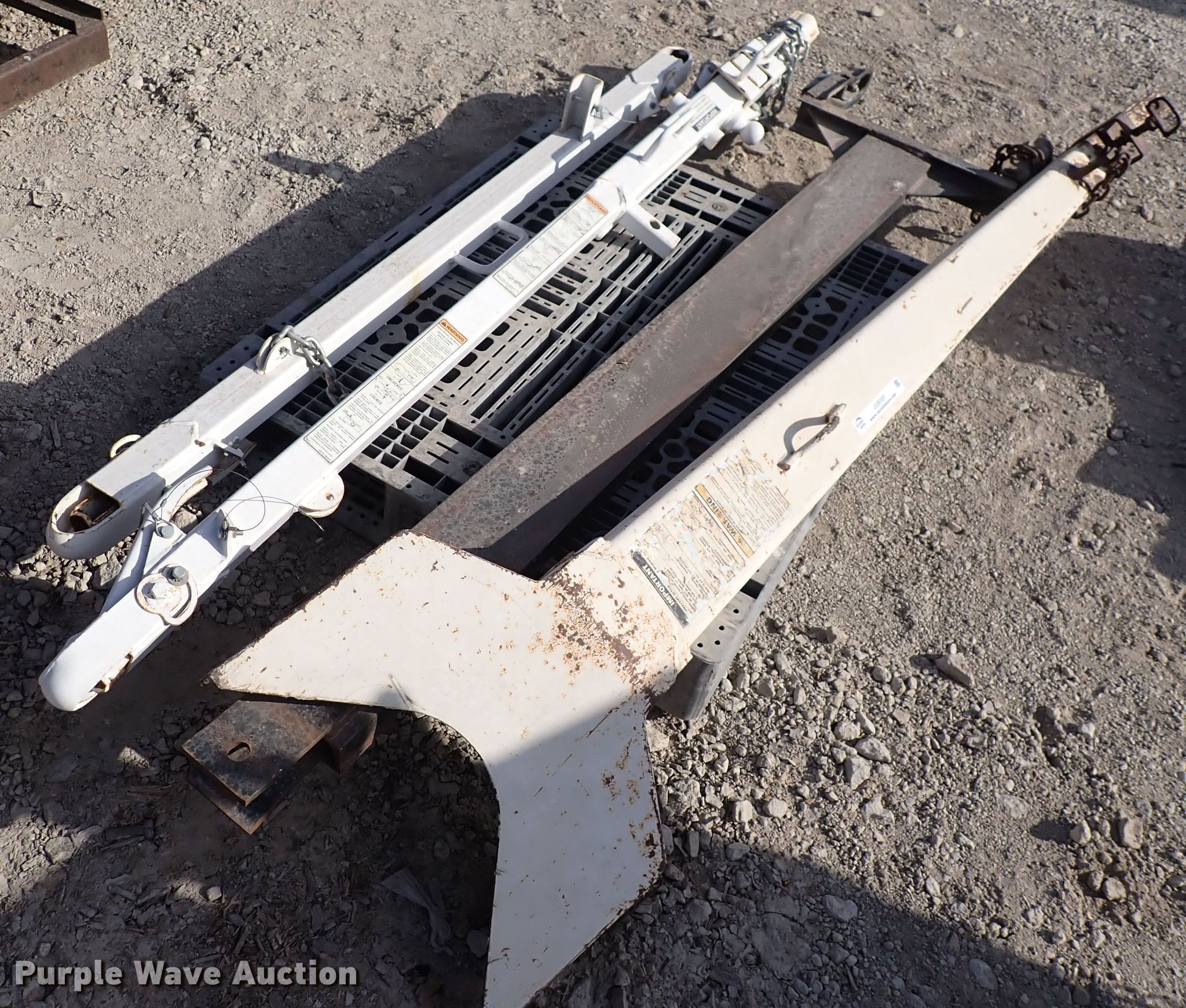 (4) hitches in Wichita, KS Item JU9101 sold Purple Wave