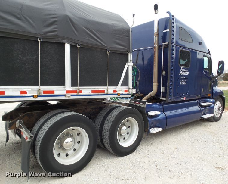 image for item DA7194 2004 Kenworth T2000  semi truck