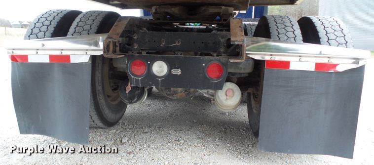 image for item DA7194 2004 Kenworth T2000  semi truck