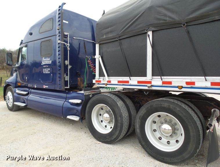 image for item DA7194 2004 Kenworth T2000  semi truck