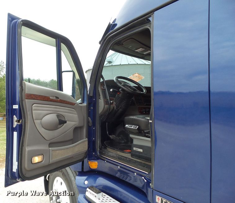 image for item DA7194 2004 Kenworth T2000  semi truck