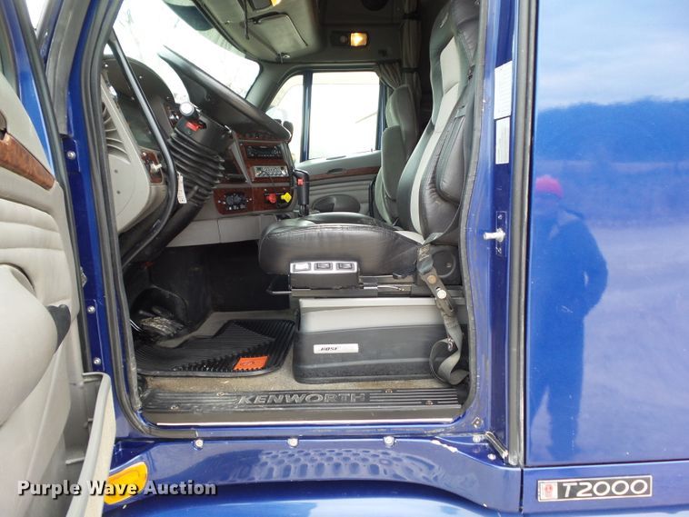 image for item DA7194 2004 Kenworth T2000  semi truck