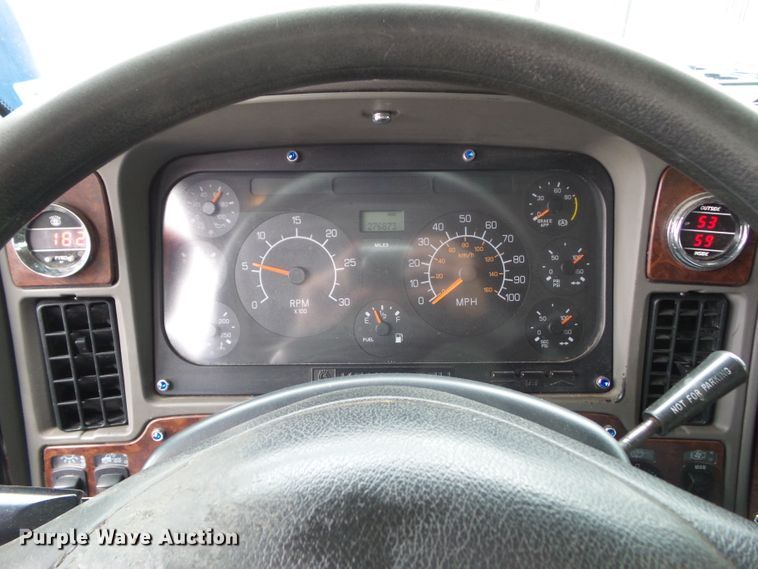 image for item DA7194 2004 Kenworth T2000  semi truck