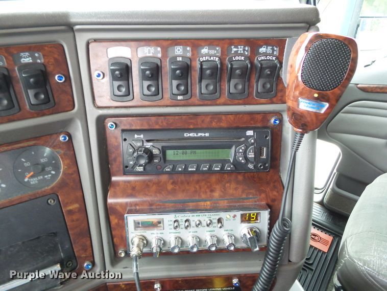 image for item DA7194 2004 Kenworth T2000  semi truck