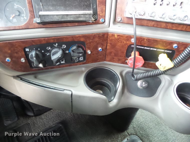 image for item DA7194 2004 Kenworth T2000  semi truck