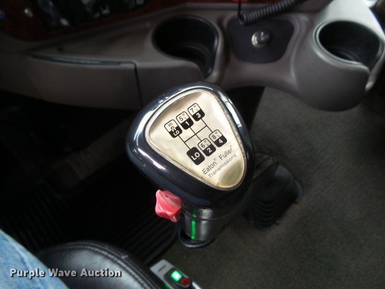 image for item DA7194 2004 Kenworth T2000  semi truck