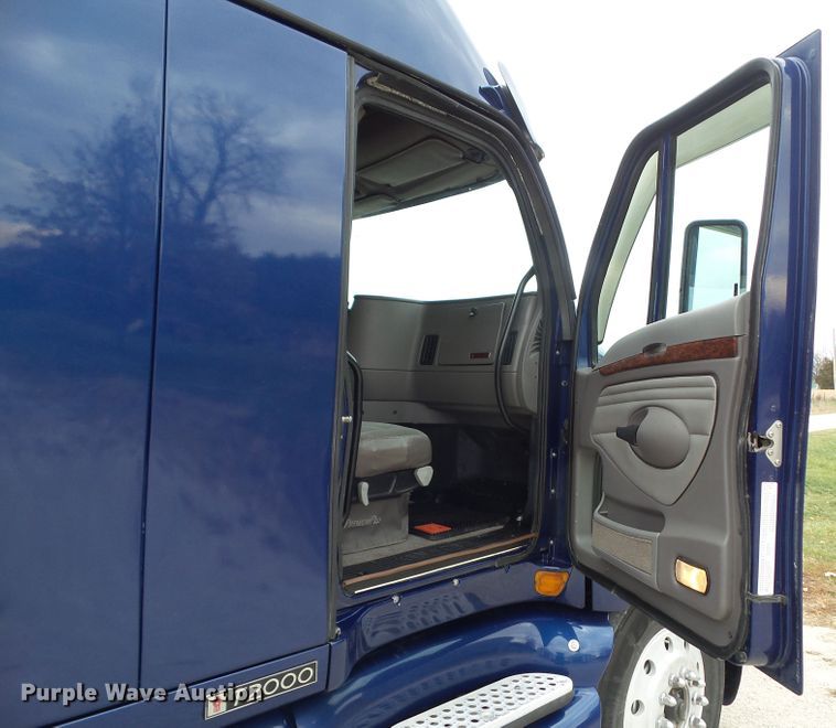 image for item DA7194 2004 Kenworth T2000  semi truck