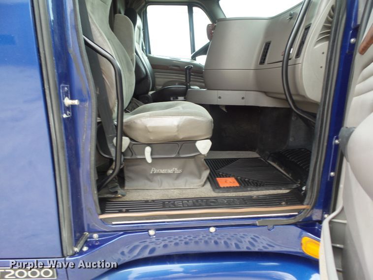 image for item DA7194 2004 Kenworth T2000  semi truck