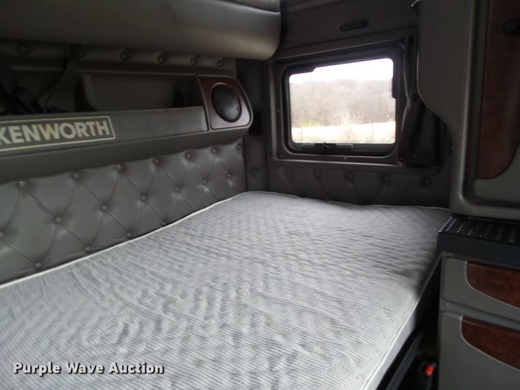 image for item DA7194 2004 Kenworth T2000  semi truck