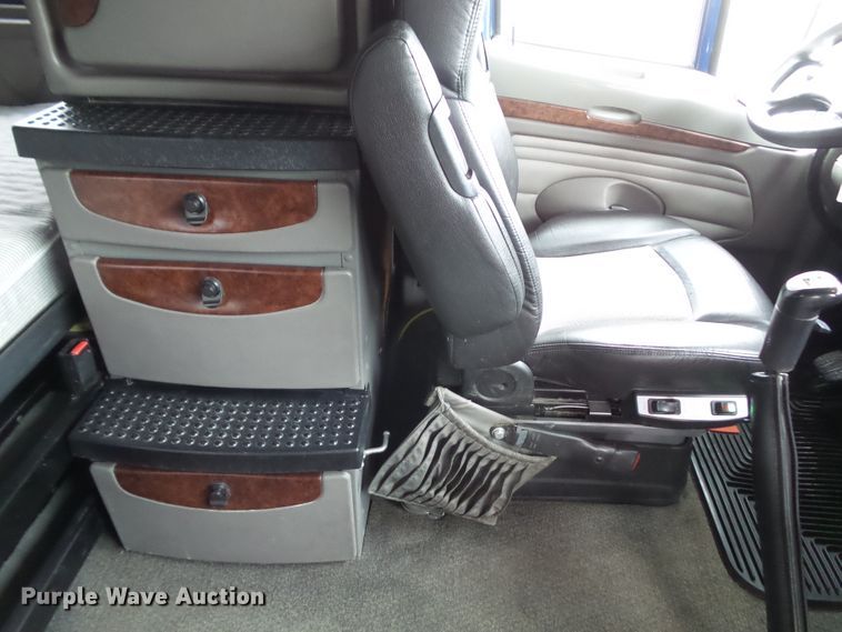 image for item DA7194 2004 Kenworth T2000  semi truck