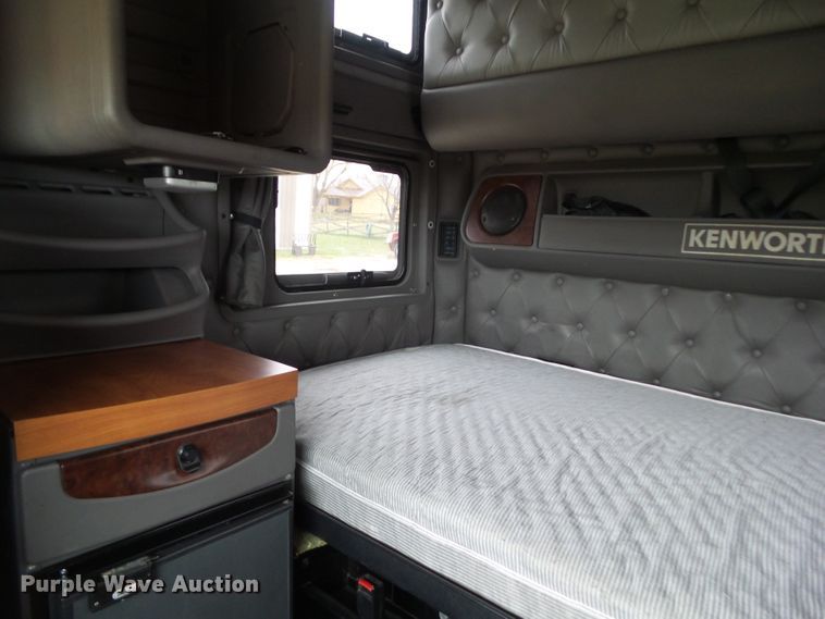 image for item DA7194 2004 Kenworth T2000  semi truck