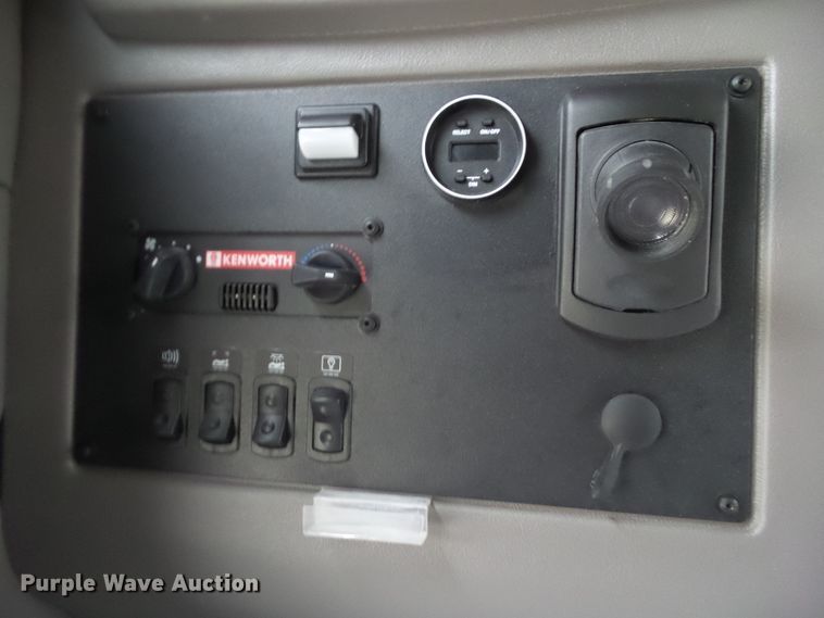 image for item DA7194 2004 Kenworth T2000  semi truck