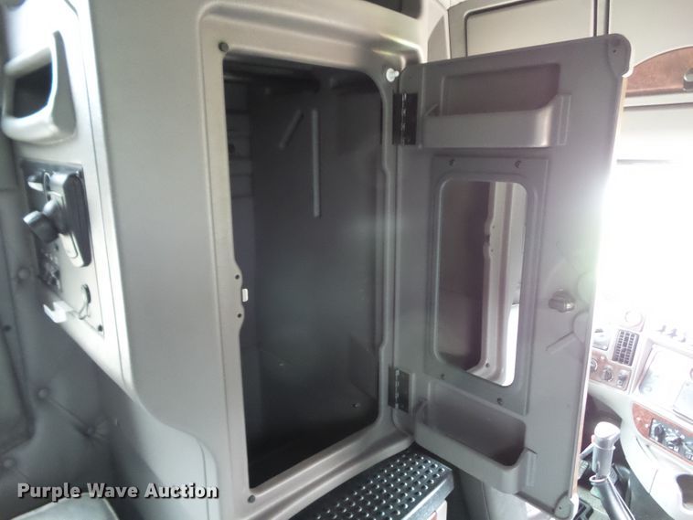 image for item DA7194 2004 Kenworth T2000  semi truck