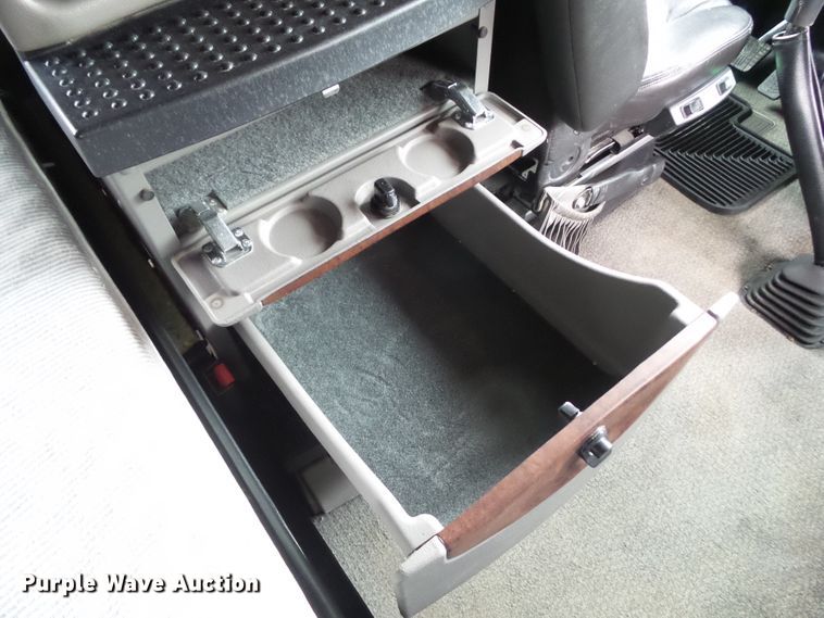 image for item DA7194 2004 Kenworth T2000  semi truck