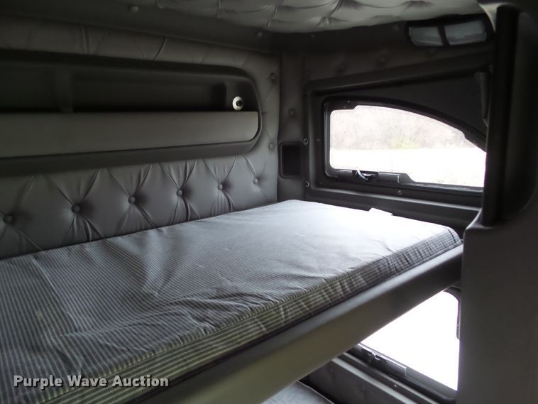 image for item DA7194 2004 Kenworth T2000  semi truck