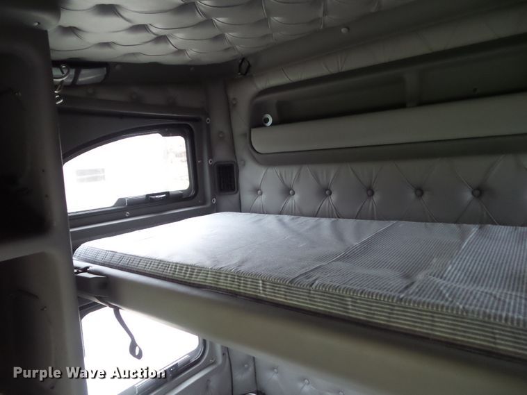 image for item DA7194 2004 Kenworth T2000  semi truck