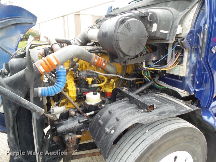 image for item DA7194 2004 Kenworth T2000  semi truck