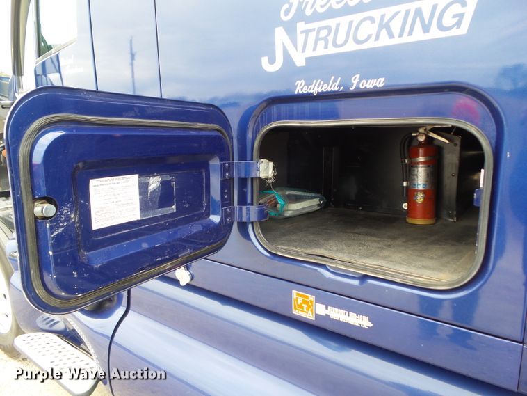 image for item DA7194 2004 Kenworth T2000  semi truck