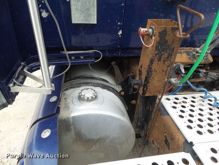 image for item DA7194 2004 Kenworth T2000  semi truck