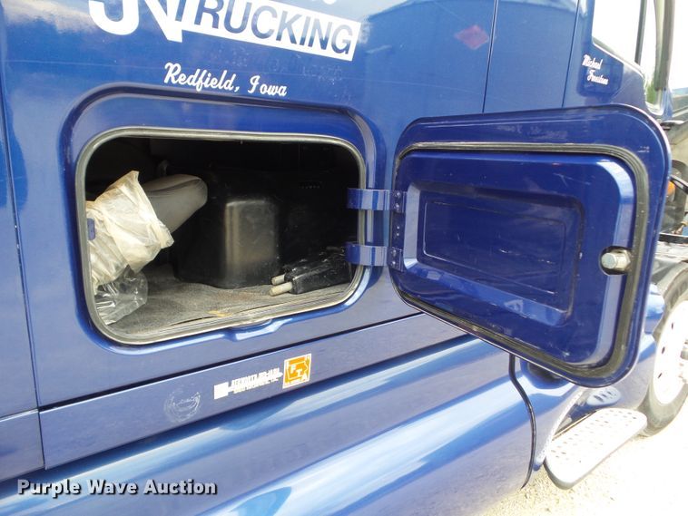 image for item DA7194 2004 Kenworth T2000  semi truck