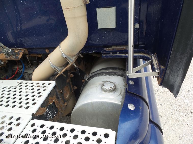 image for item DA7194 2004 Kenworth T2000  semi truck