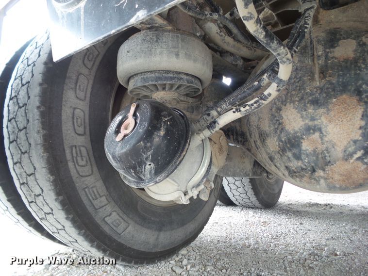 image for item DA7194 2004 Kenworth T2000  semi truck