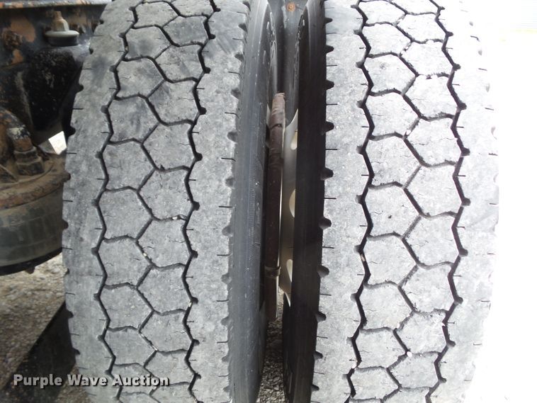 image for item DA7194 2004 Kenworth T2000  semi truck